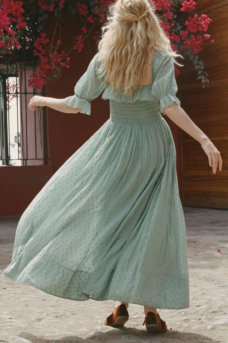 Beautifully Finished Dress in a Timeless Design