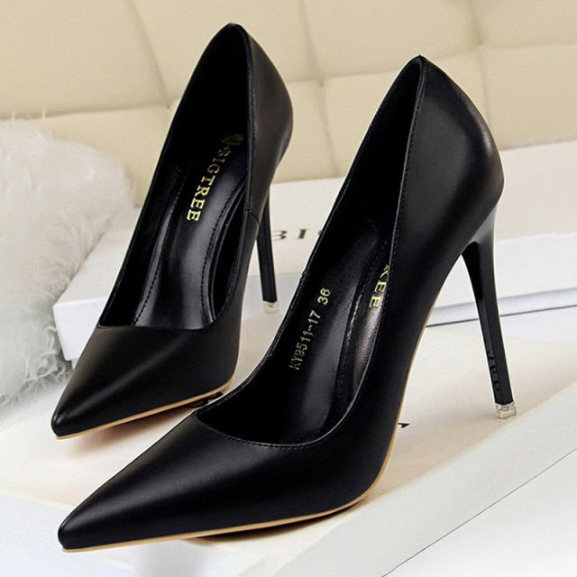A Vintage Style Heels with Delicate Timeless Details