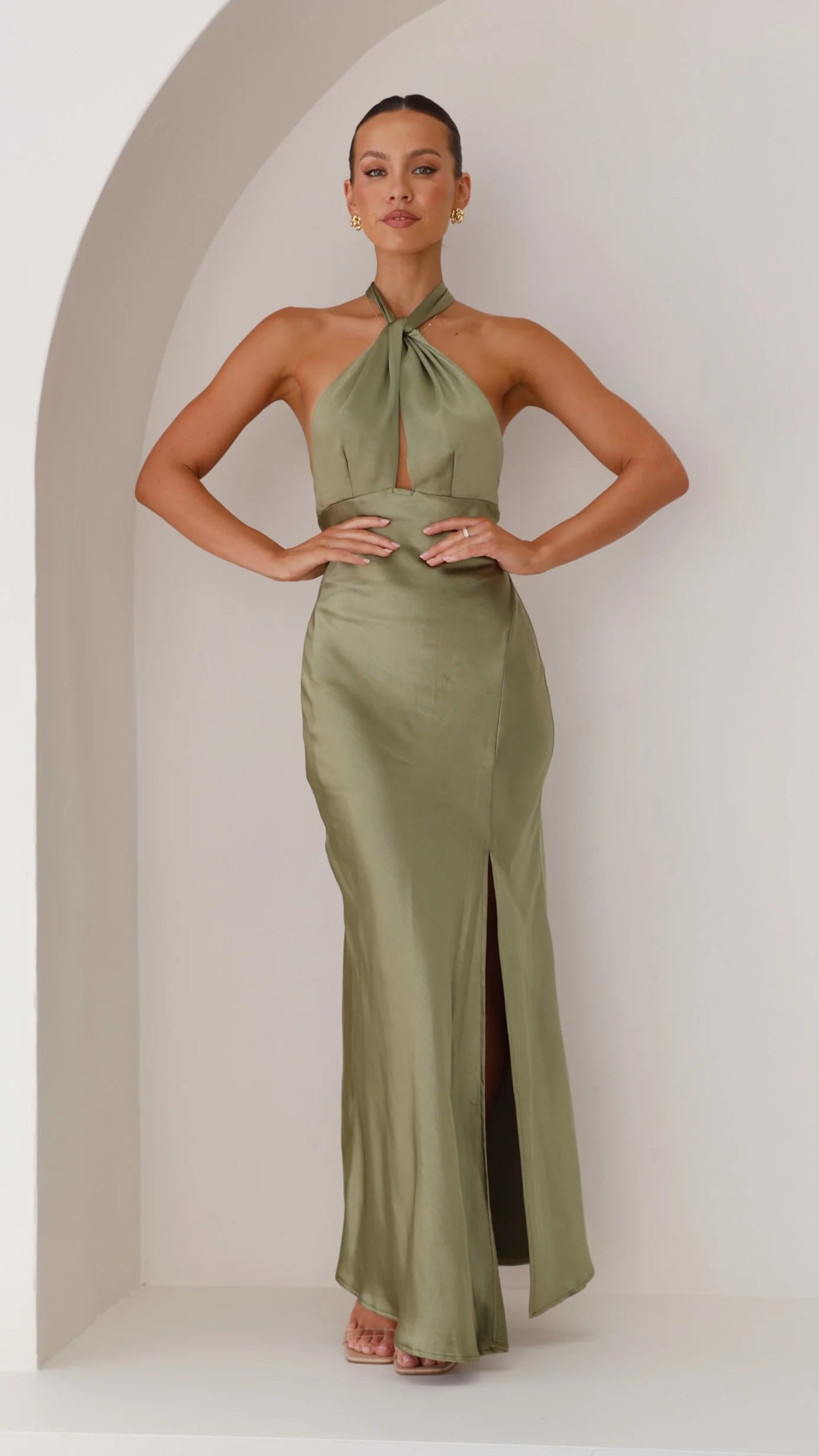Beautifully Finished Dress in a Timeless Design