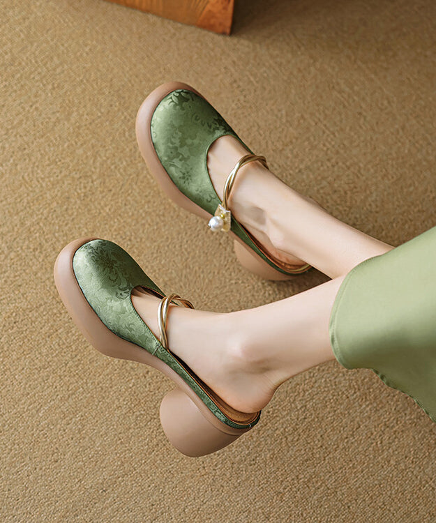 Well Tailored Sandals with a Graceful Silhouette