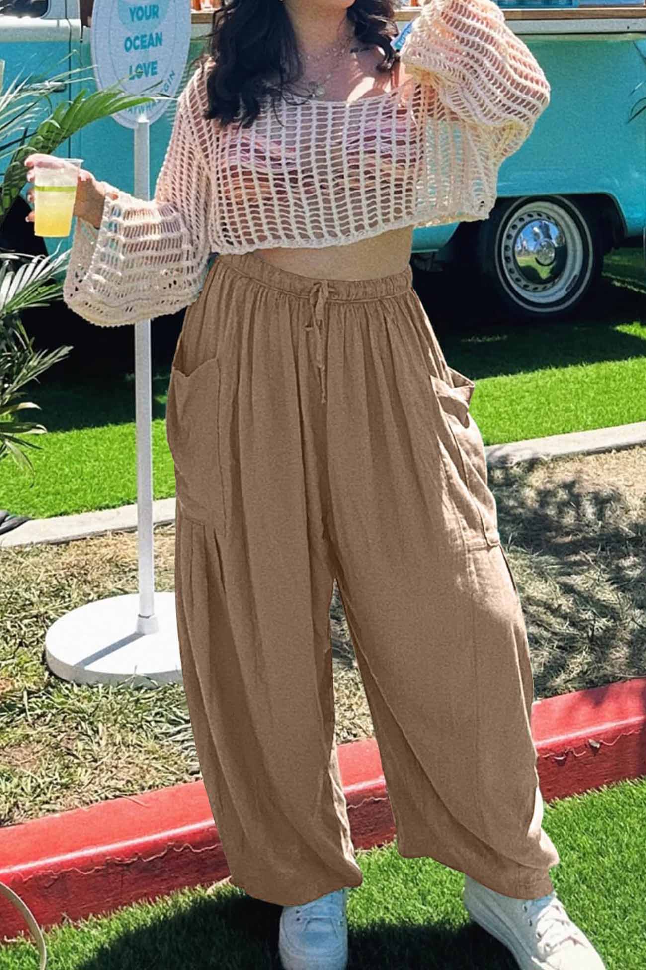 Effortlessly Elegant Pants with a Timeless Design