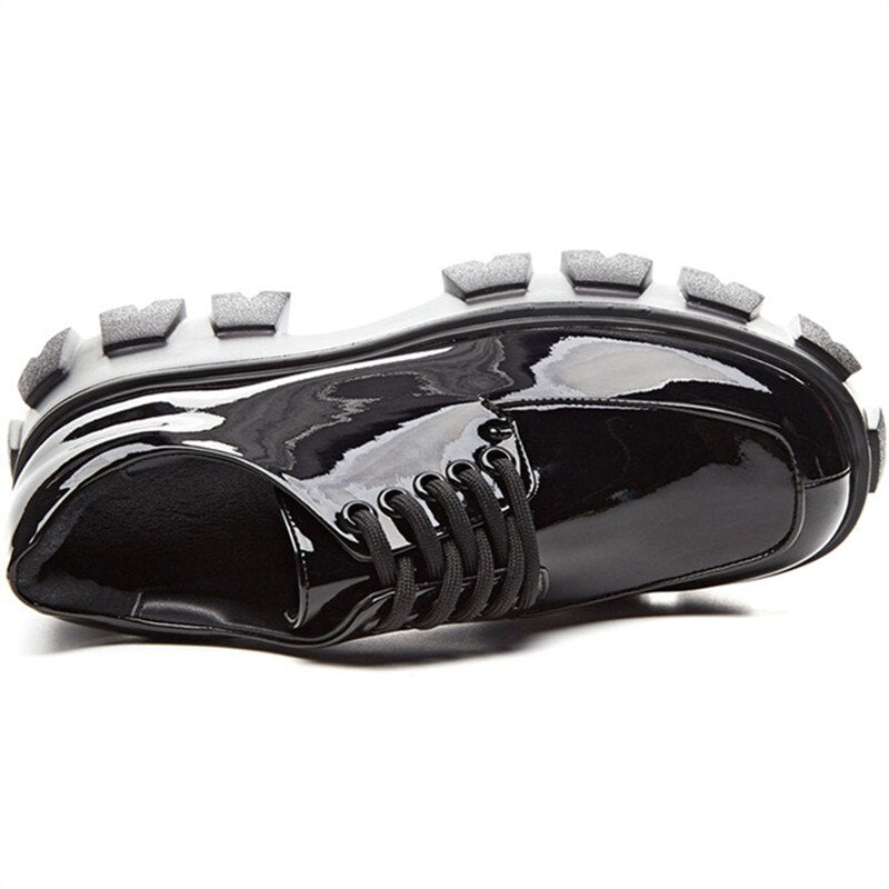 Well Tailored Shoes with a Graceful Silhouette