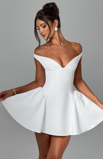 Well Tailored Dress with a Graceful Silhouette