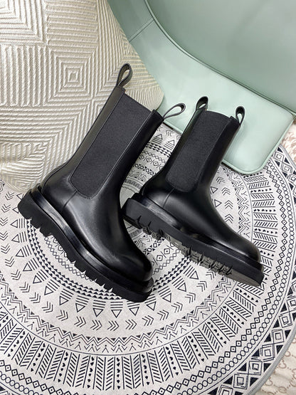 Well Tailored Boots with a Graceful Silhouette