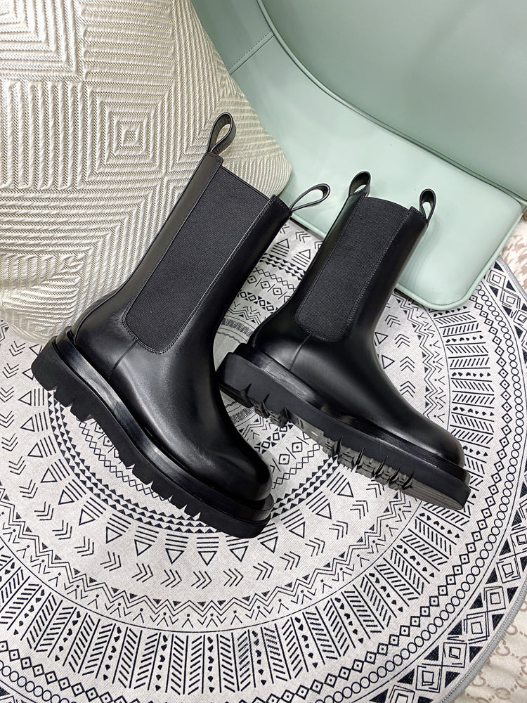 Well Tailored Boots with a Graceful Silhouette