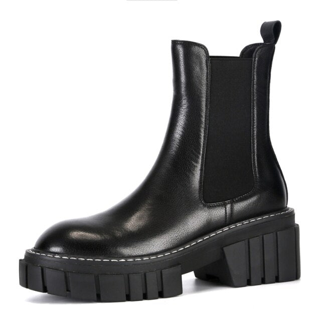 Effortlessly Elegant Boots with a Timeless Design