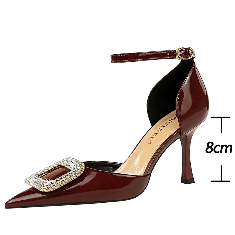 Well Tailored Sandals with a Graceful Silhouette