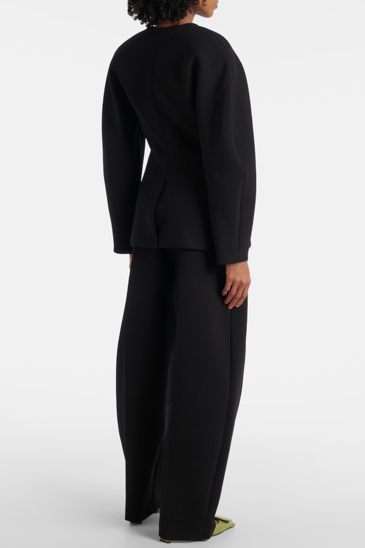 Effortlessly Elegant Pants with a Timeless Design