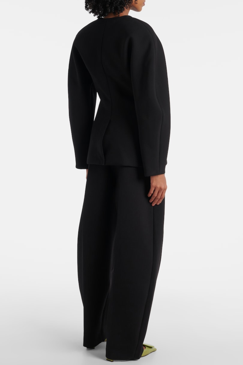 Effortlessly Elegant Pants with a Timeless Design