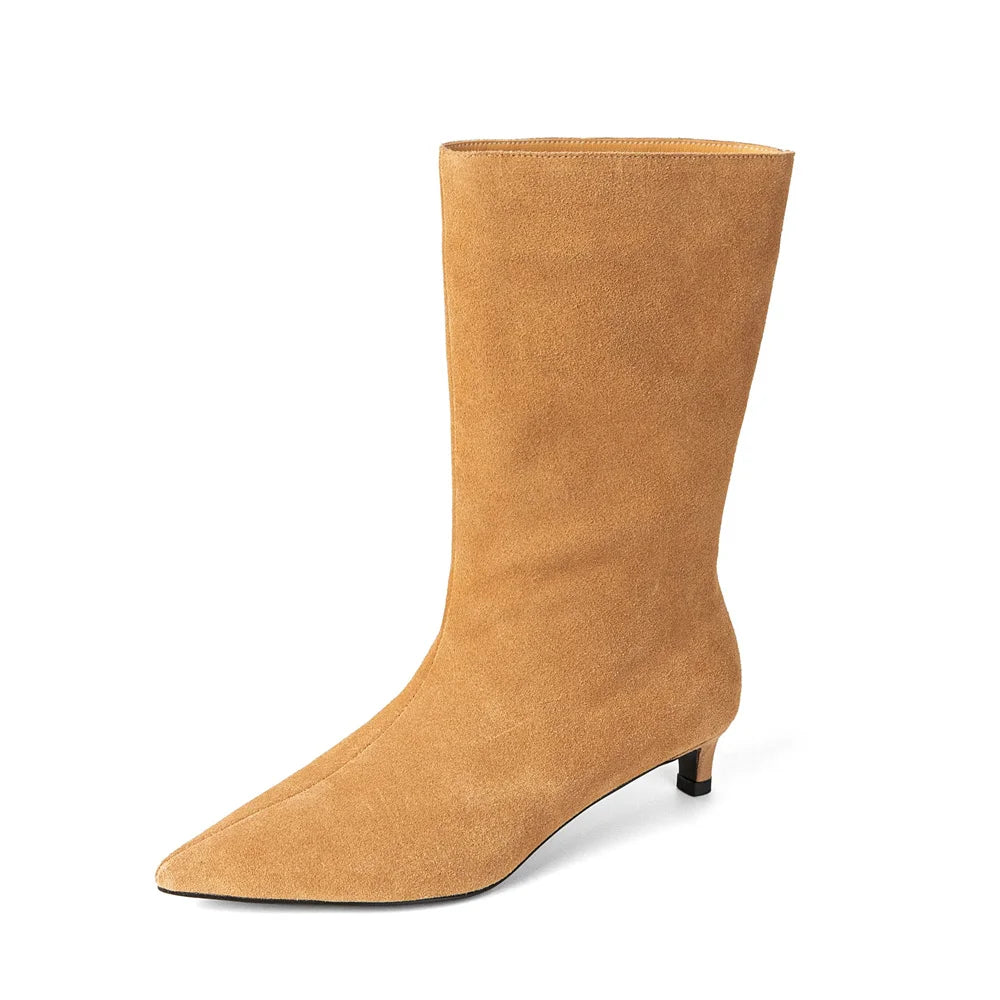 Effortlessly Elegant Boots with a Timeless Design
