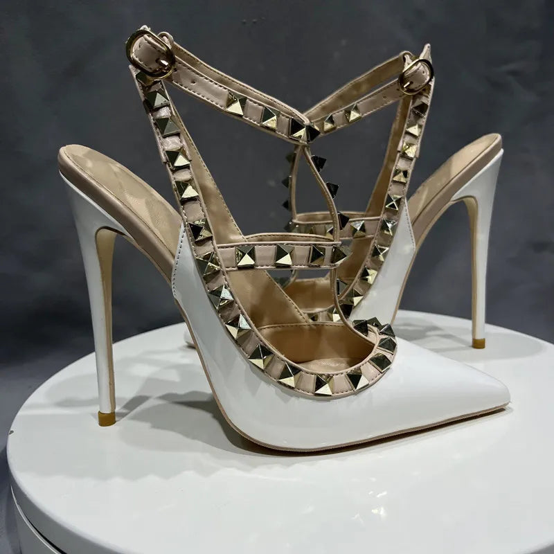 Effortlessly Elegant Sandals with a Timeless Design