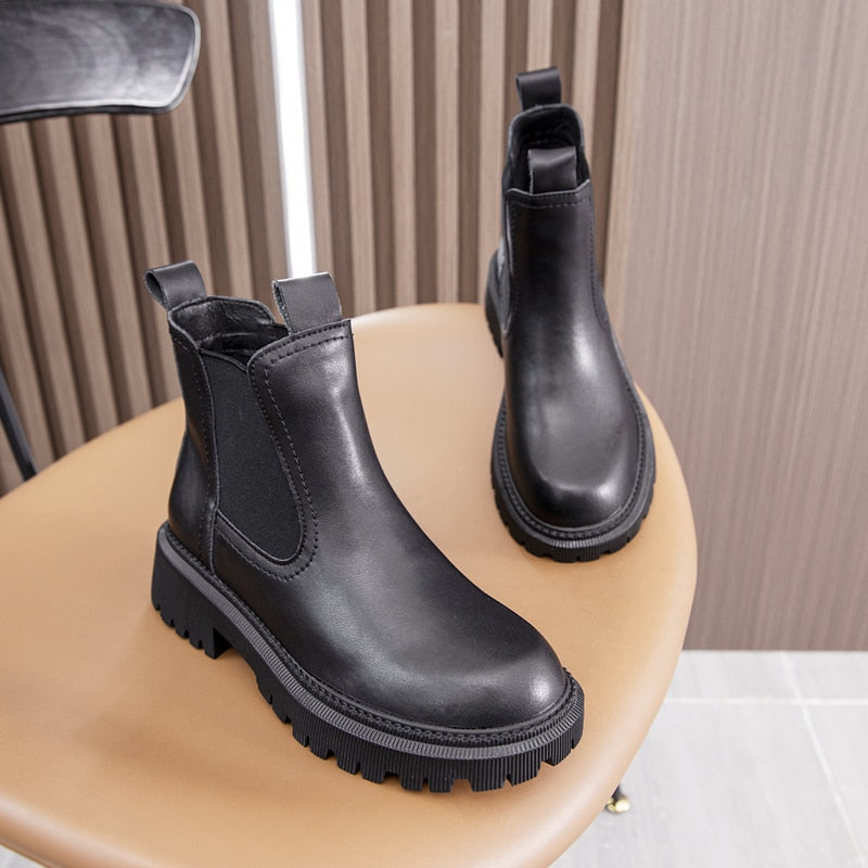 Effortlessly Elegant Boots with a Timeless Design