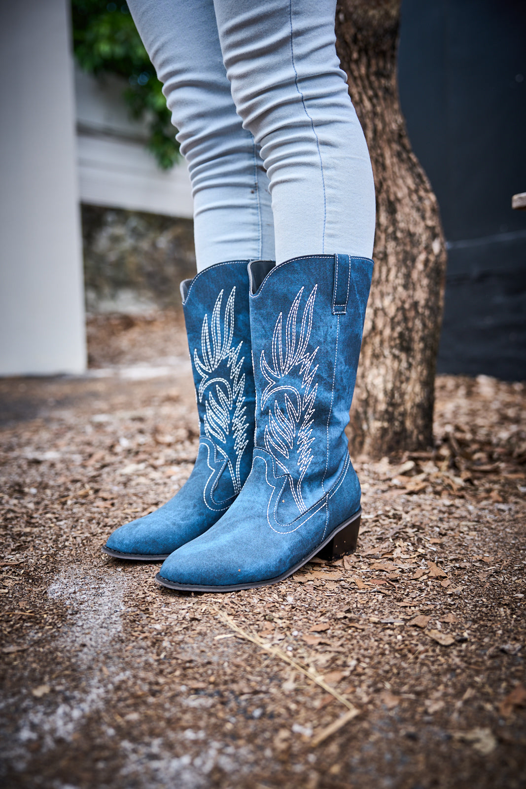Effortlessly Elegant Boots with a Timeless Design
