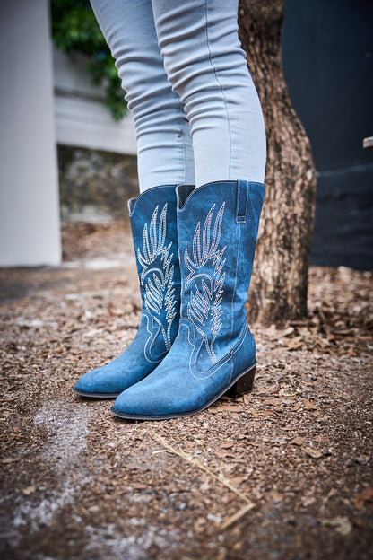 Effortlessly Elegant Boots with a Timeless Design