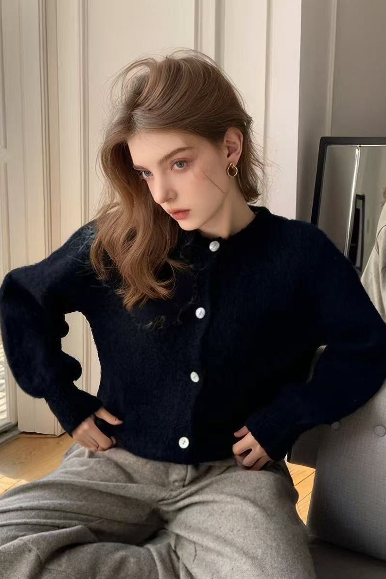 Well Tailored Cardigan with a Graceful Silhouette