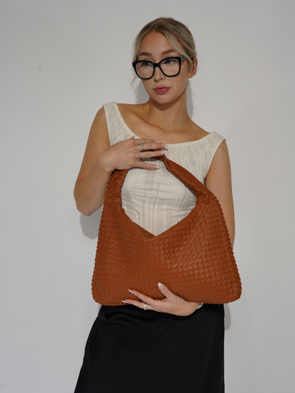 Gracefully Styled Bag for Any Occasion