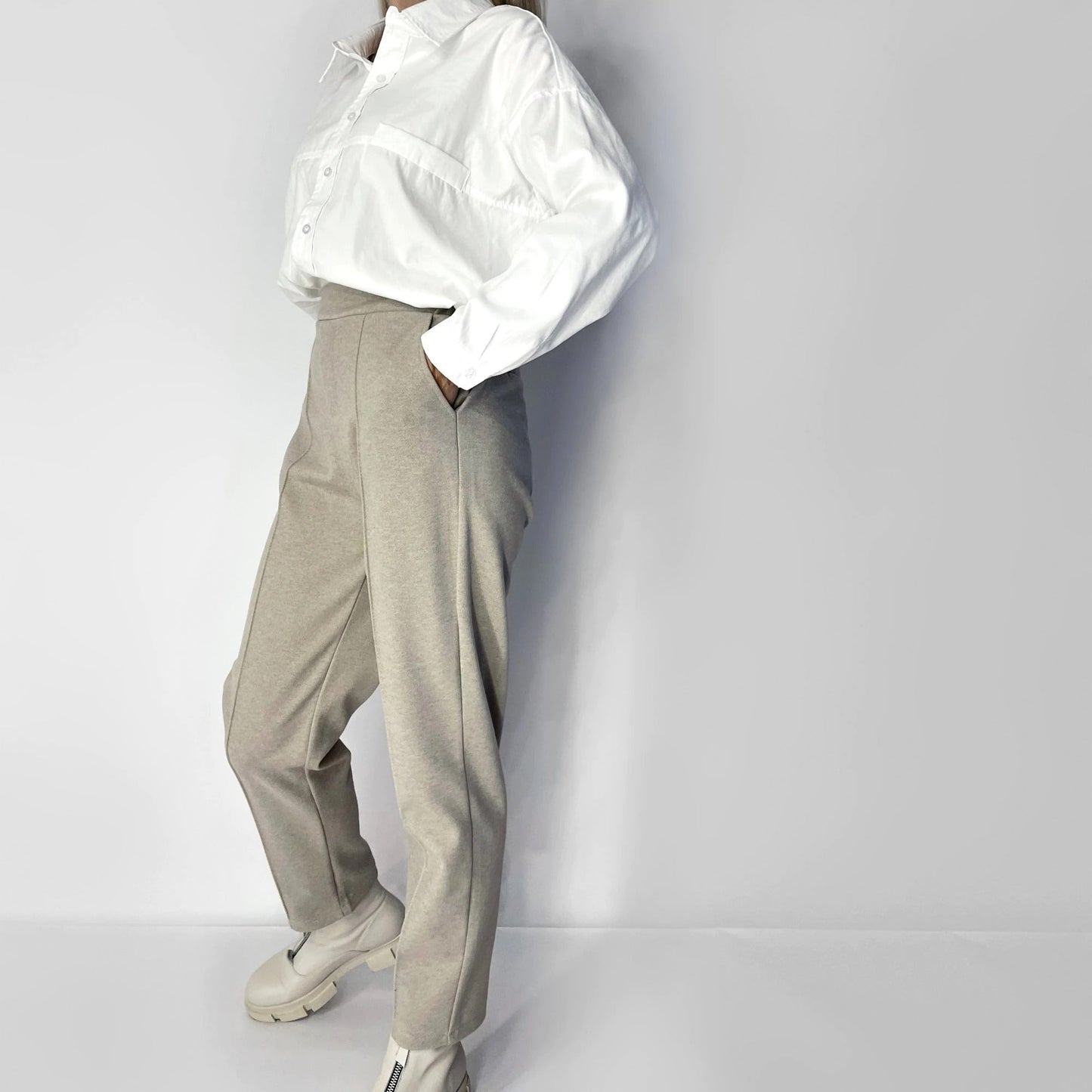 Effortlessly Elegant Pants with a Timeless Design