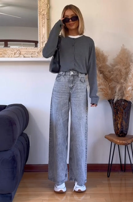 Well Tailored Cardigan with a Graceful Silhouette