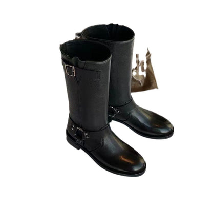 Effortlessly Elegant Boots with a Timeless Design