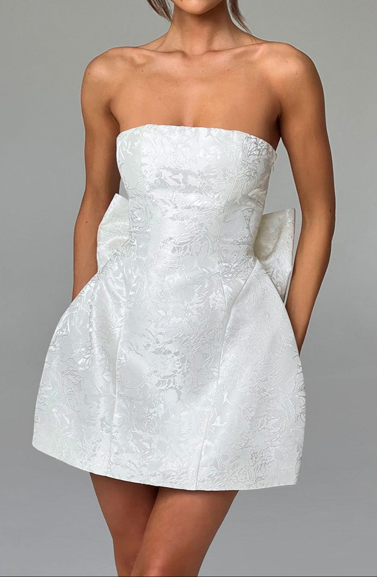 Beautifully Finished Dress in a Timeless Design
