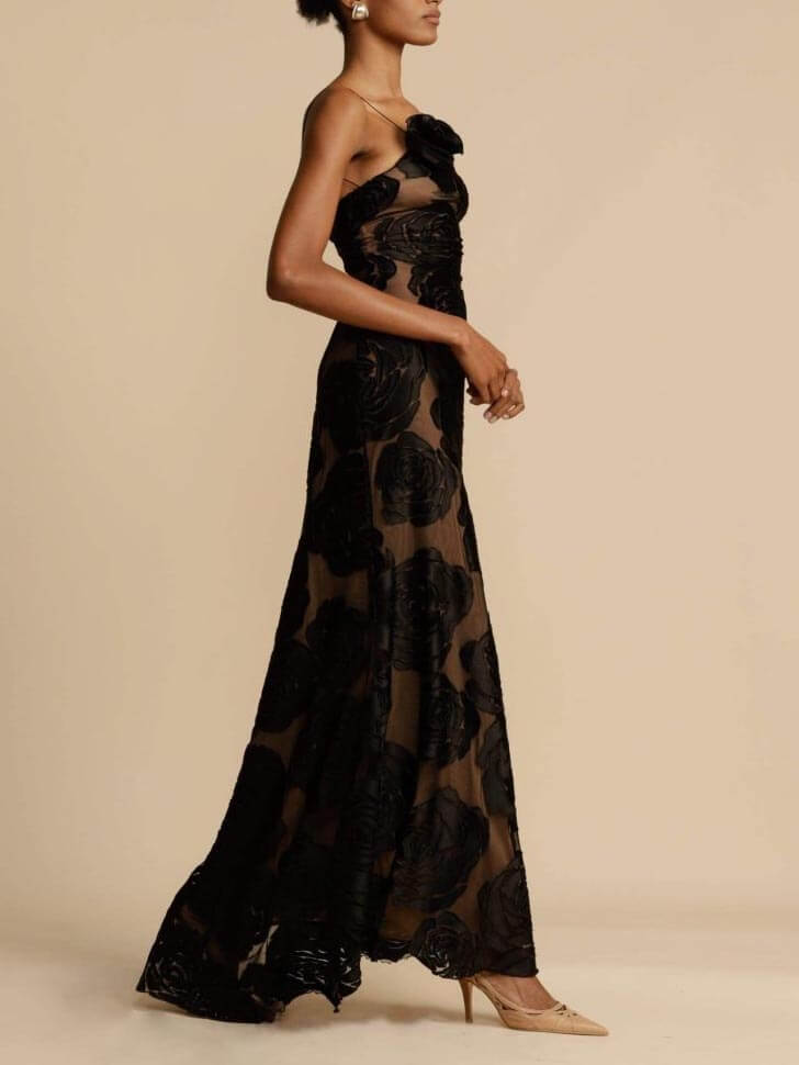 Beautifully Finished Dress in a Timeless Design