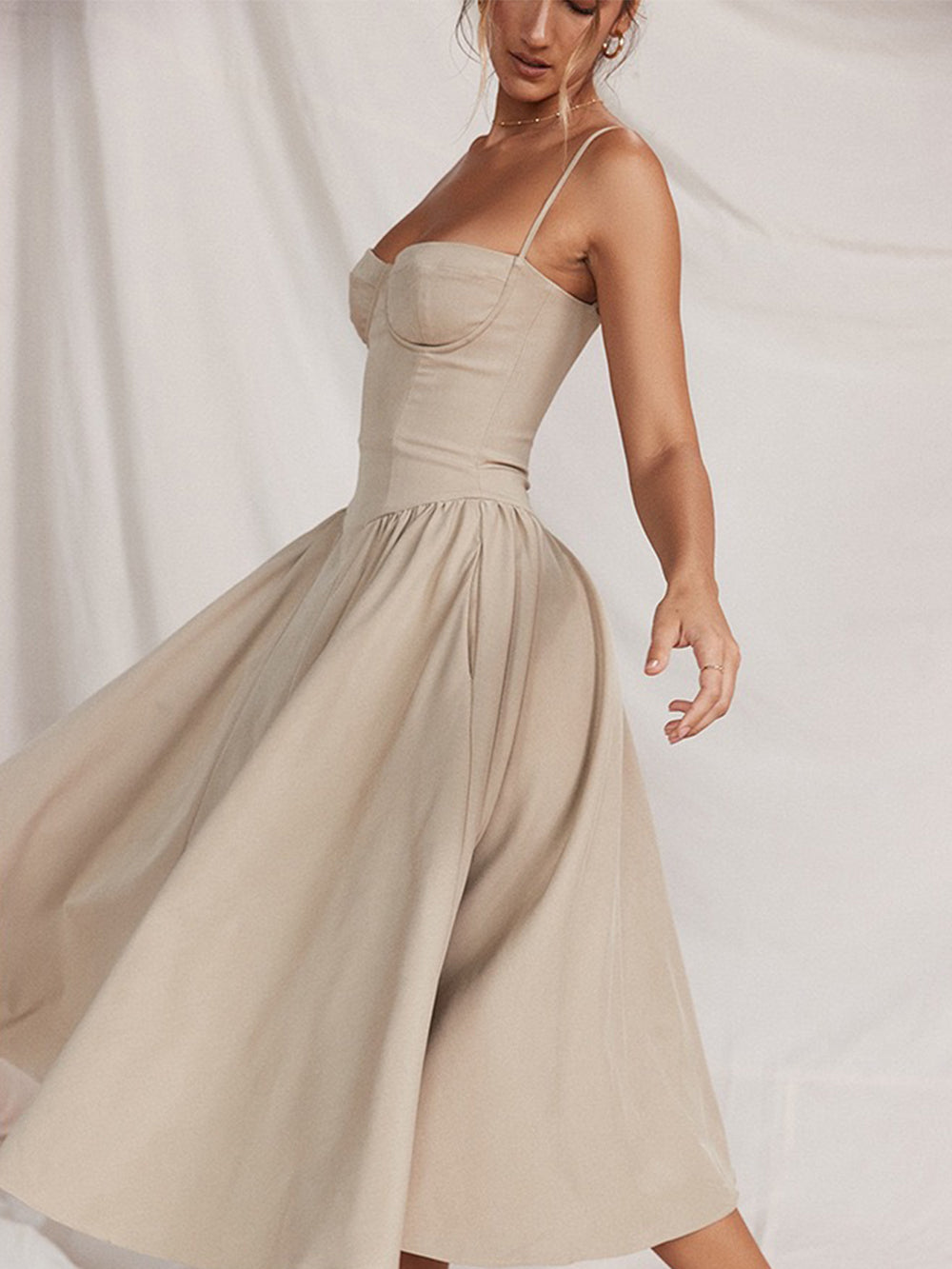 Beautifully Finished Dress in a Timeless Design