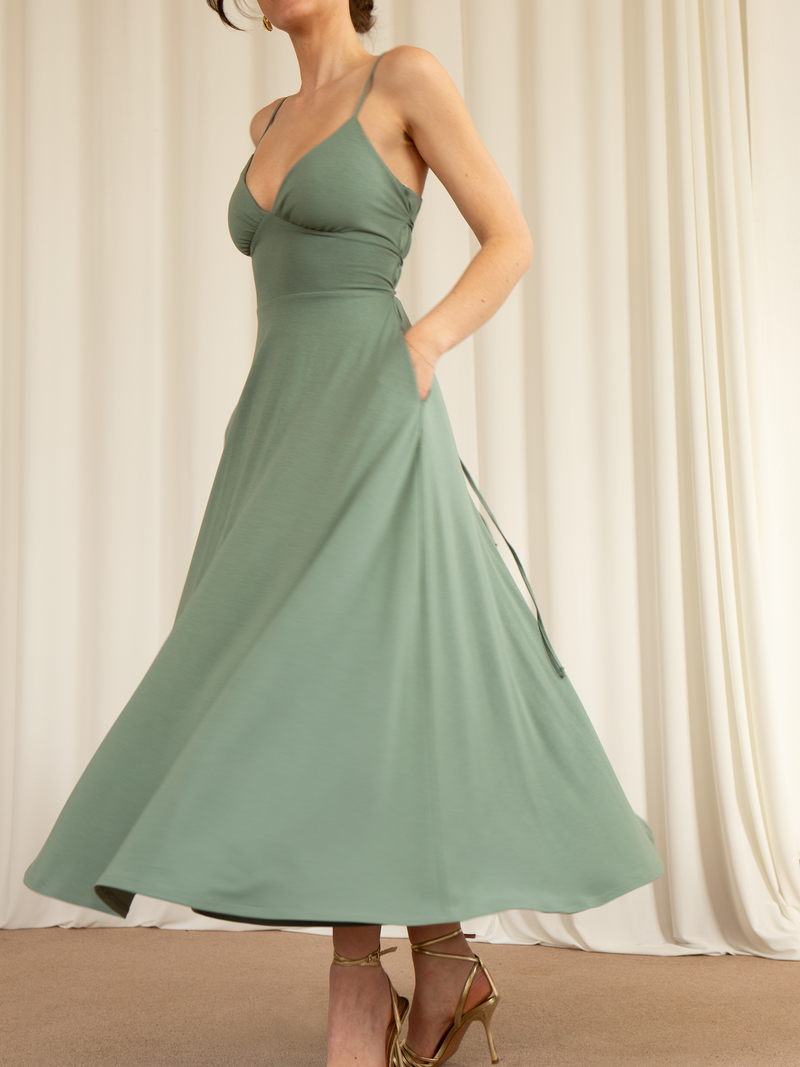 Well Tailored Dress with a Graceful Silhouette