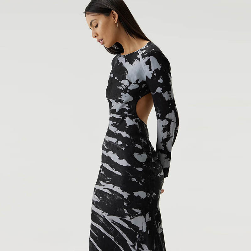 Beautifully Finished Dress in a Timeless Design