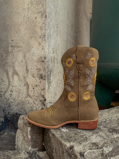 Elegantly Styled Boots for Everyday Wear