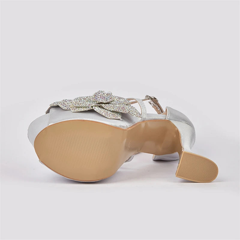Effortlessly Elegant Sandals with a Timeless Design