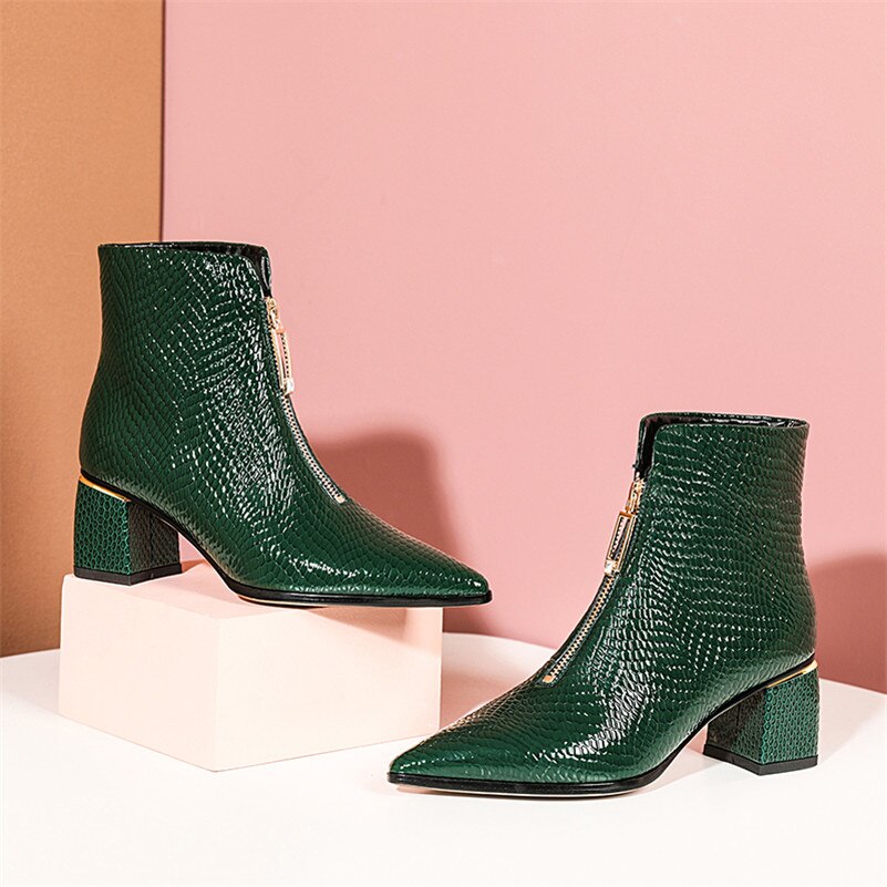 Effortlessly Elegant Boots with a Timeless Design