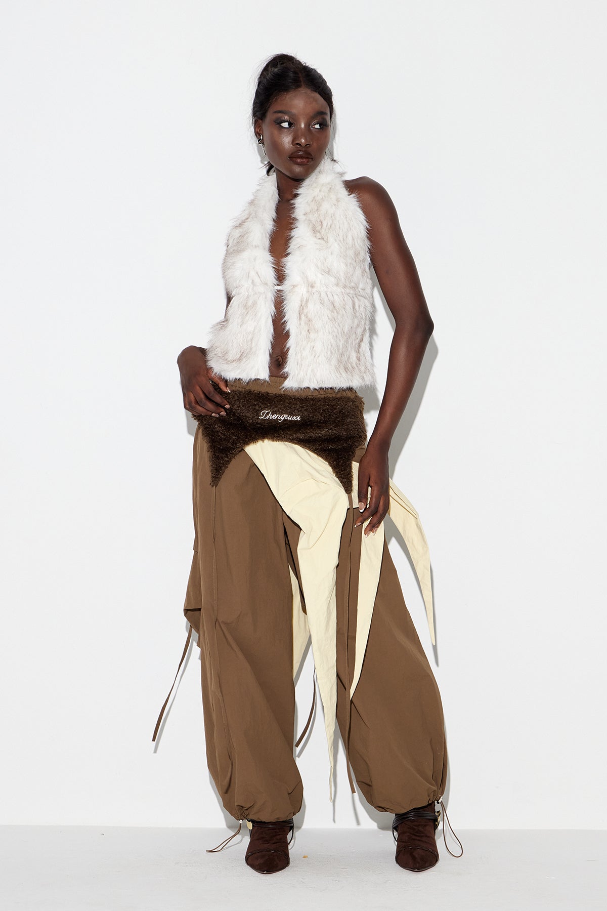 Effortlessly Elegant Pants with a Timeless Design