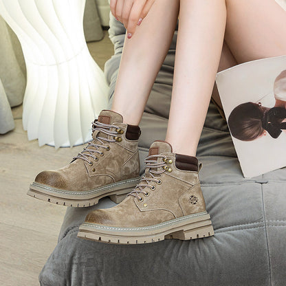 Effortlessly Elegant Boots with a Timeless Design