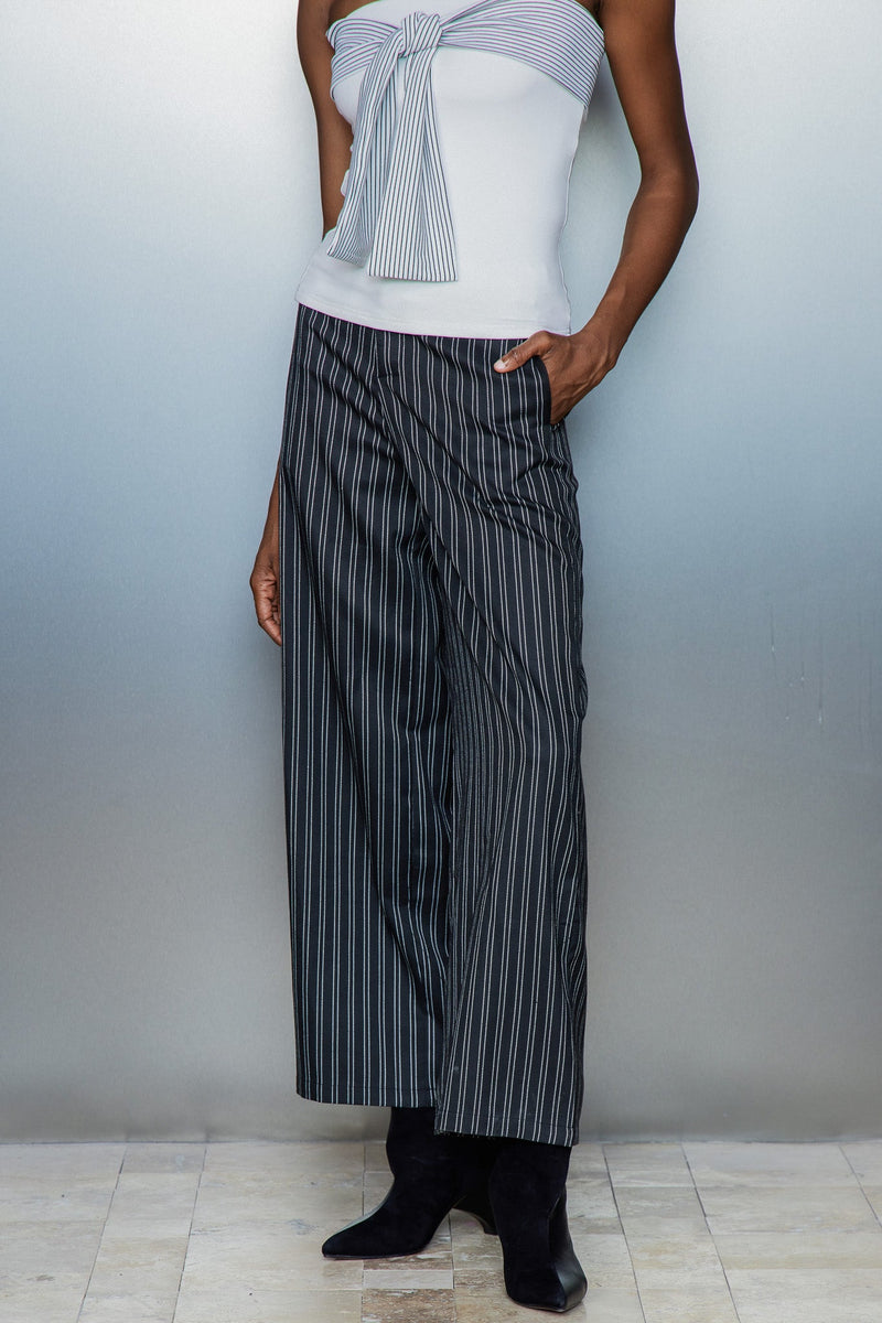 Effortlessly Elegant Pants with a Timeless Design