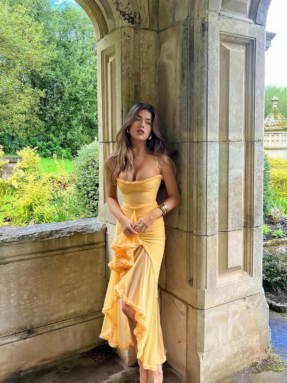 Beautifully Finished Dress in a Timeless Design