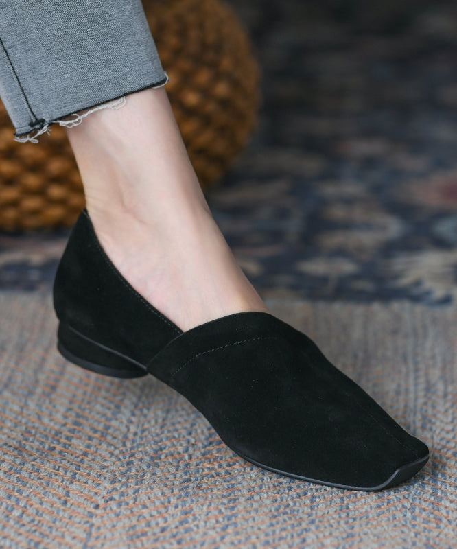 Effortlessly Elegant Shoes with a Timeless Design