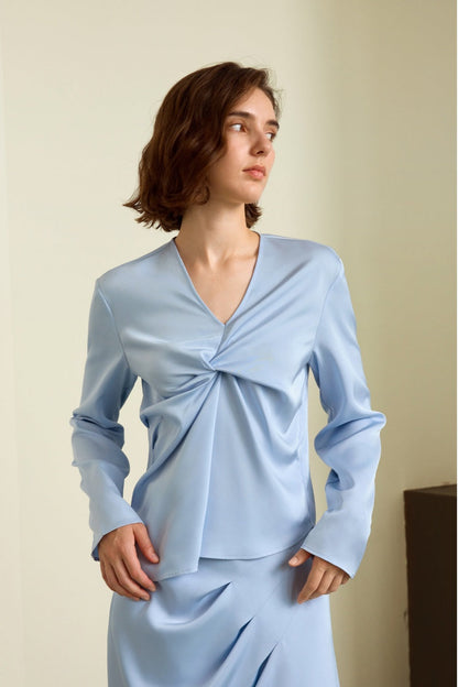 Well Tailored Blouse with a Graceful Silhouette