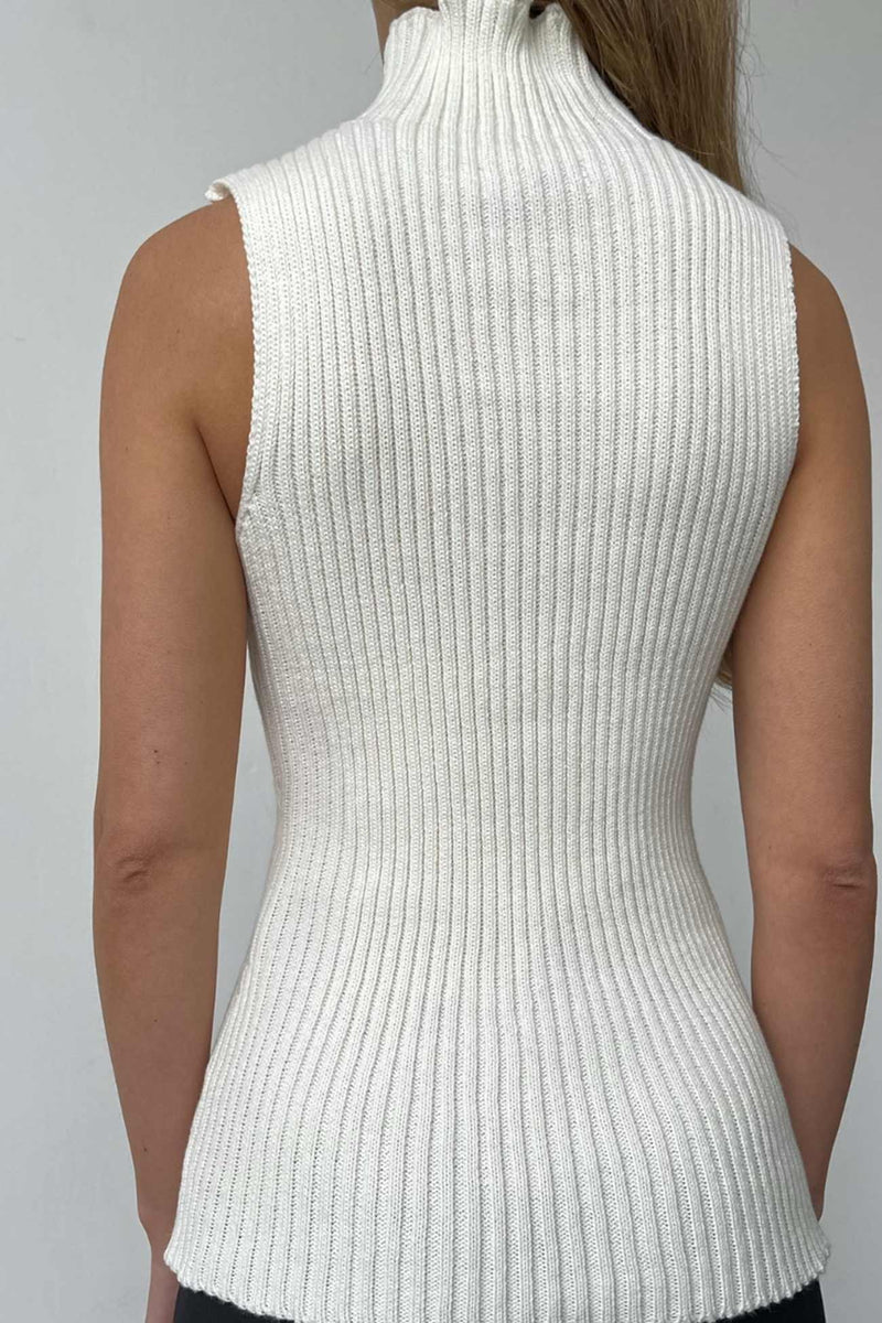 Effortlessly Elegant Sweater with a Timeless Design