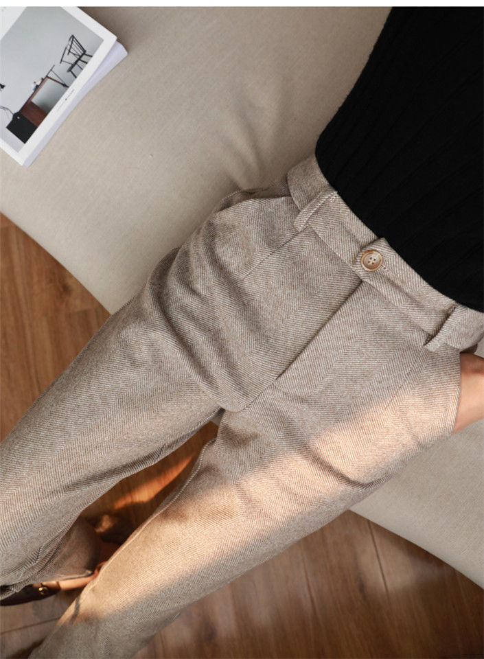 Effortlessly Elegant Pants with a Timeless Design