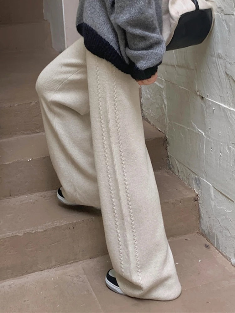 Well Tailored Pants with a Graceful Silhouette