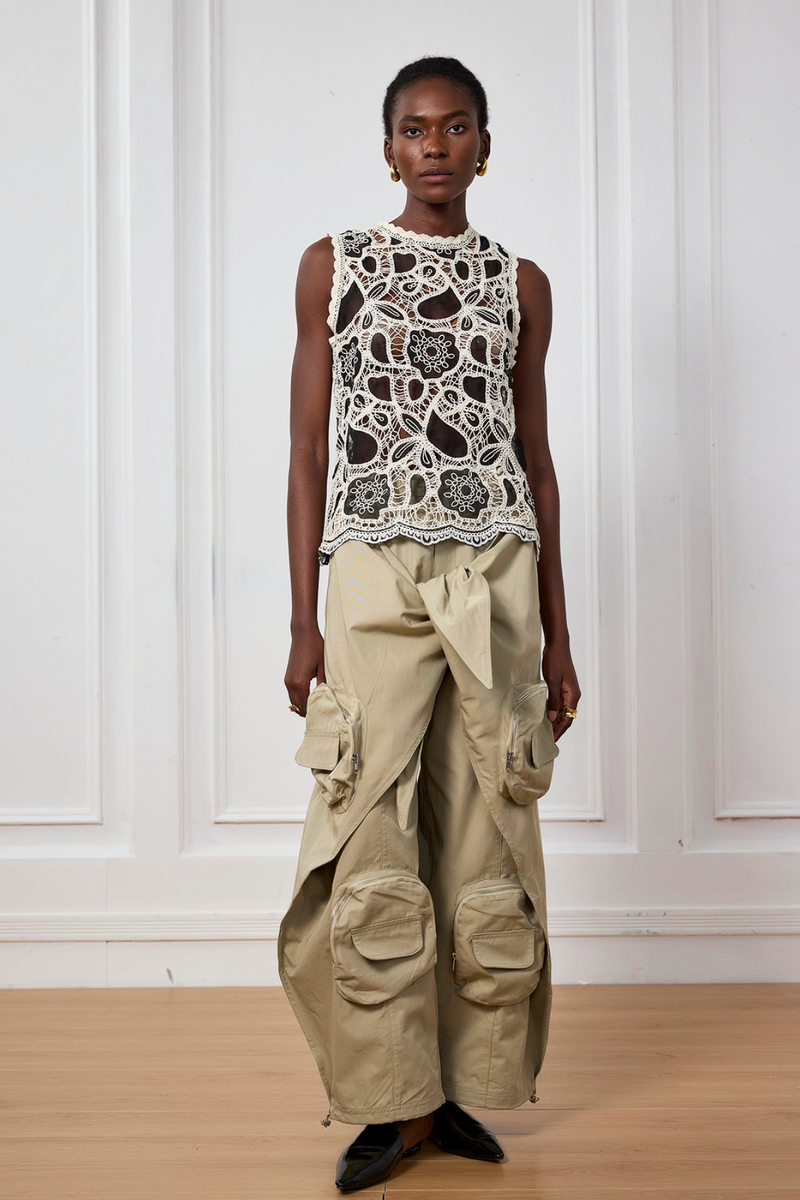 Effortlessly Elegant Pants with a Timeless Design