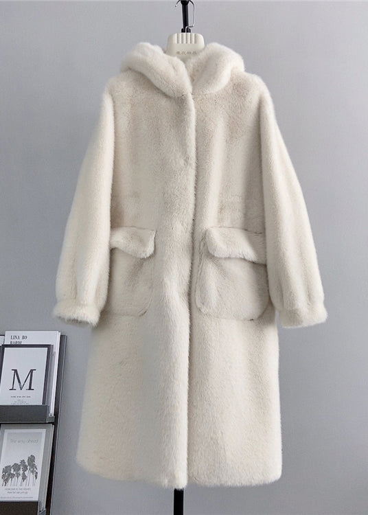 Well Tailored Coat with a Graceful Silhouette