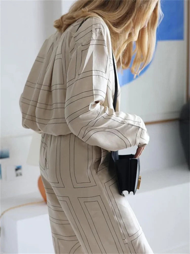Effortlessly Elegant Pants with a Timeless Design