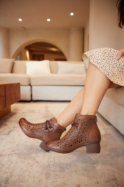 Effortlessly Elegant Boots with a Timeless Design