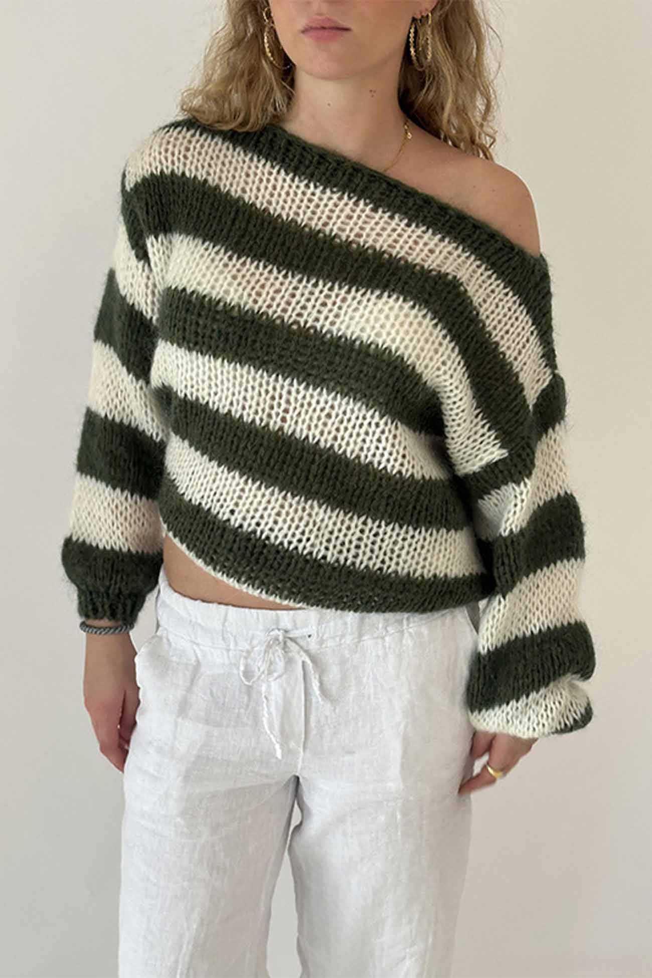 Effortlessly Elegant Sweater with a Timeless Design
