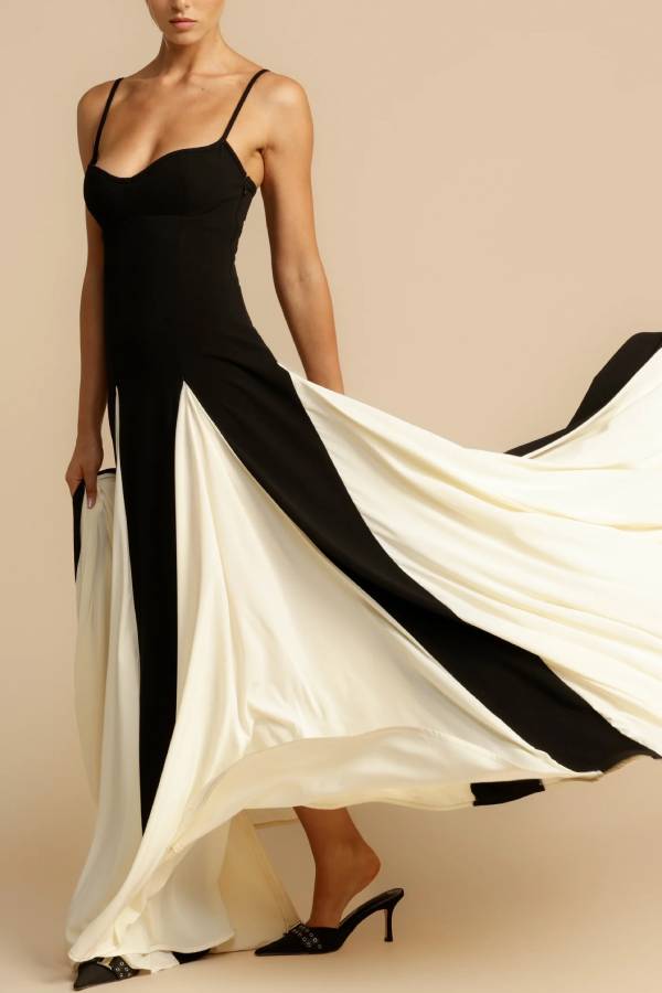 Beautifully Finished Dress in a Timeless Design