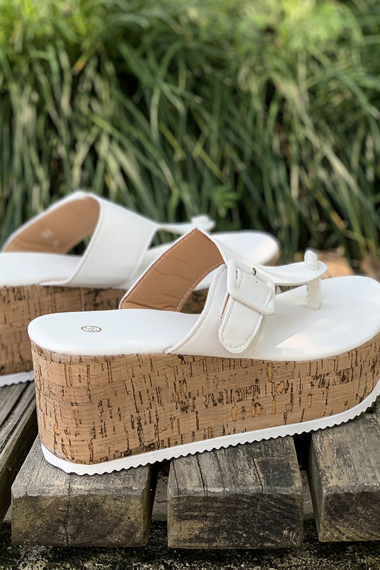 Effortlessly Elegant Sandals with a Timeless Design