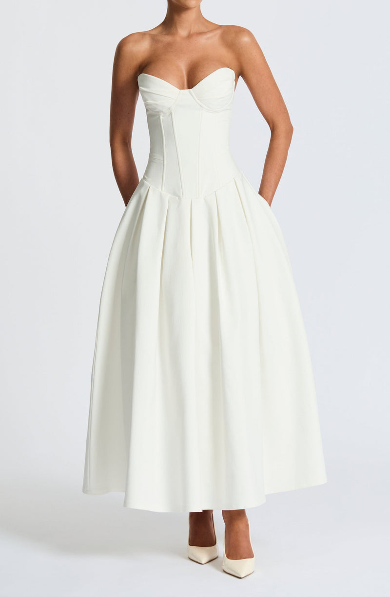 Effortlessly Elegant Dress with a Timeless Design