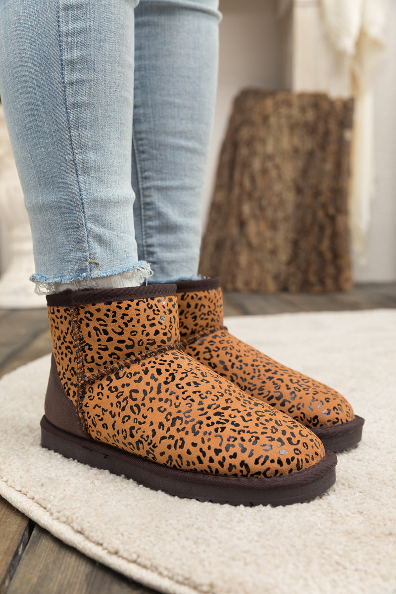 Effortlessly Elegant Boots with a Timeless Design
