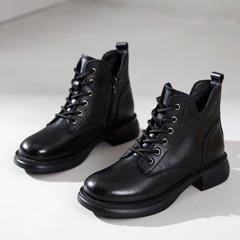 Effortlessly Elegant Boots with a Timeless Design